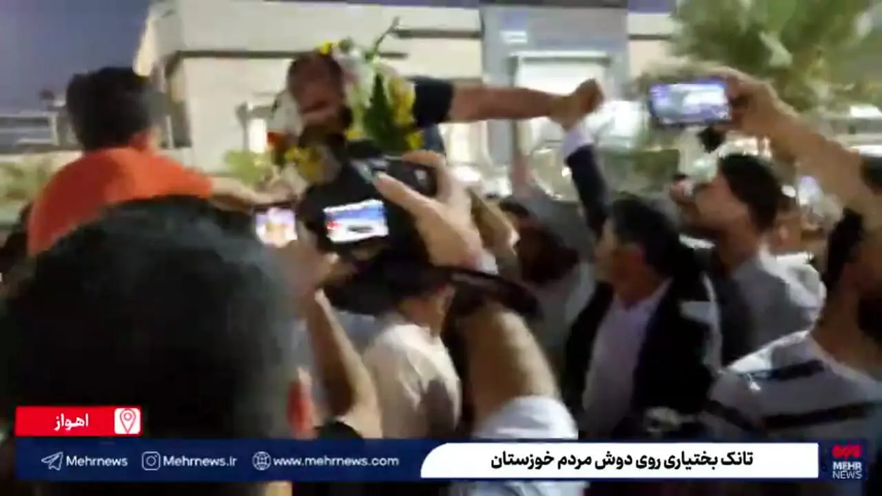 برای دیدن استقبال منحصر به فرد به قهرمان جهان در آهاز ؛ میرزازاده روی شانه های مردم!
