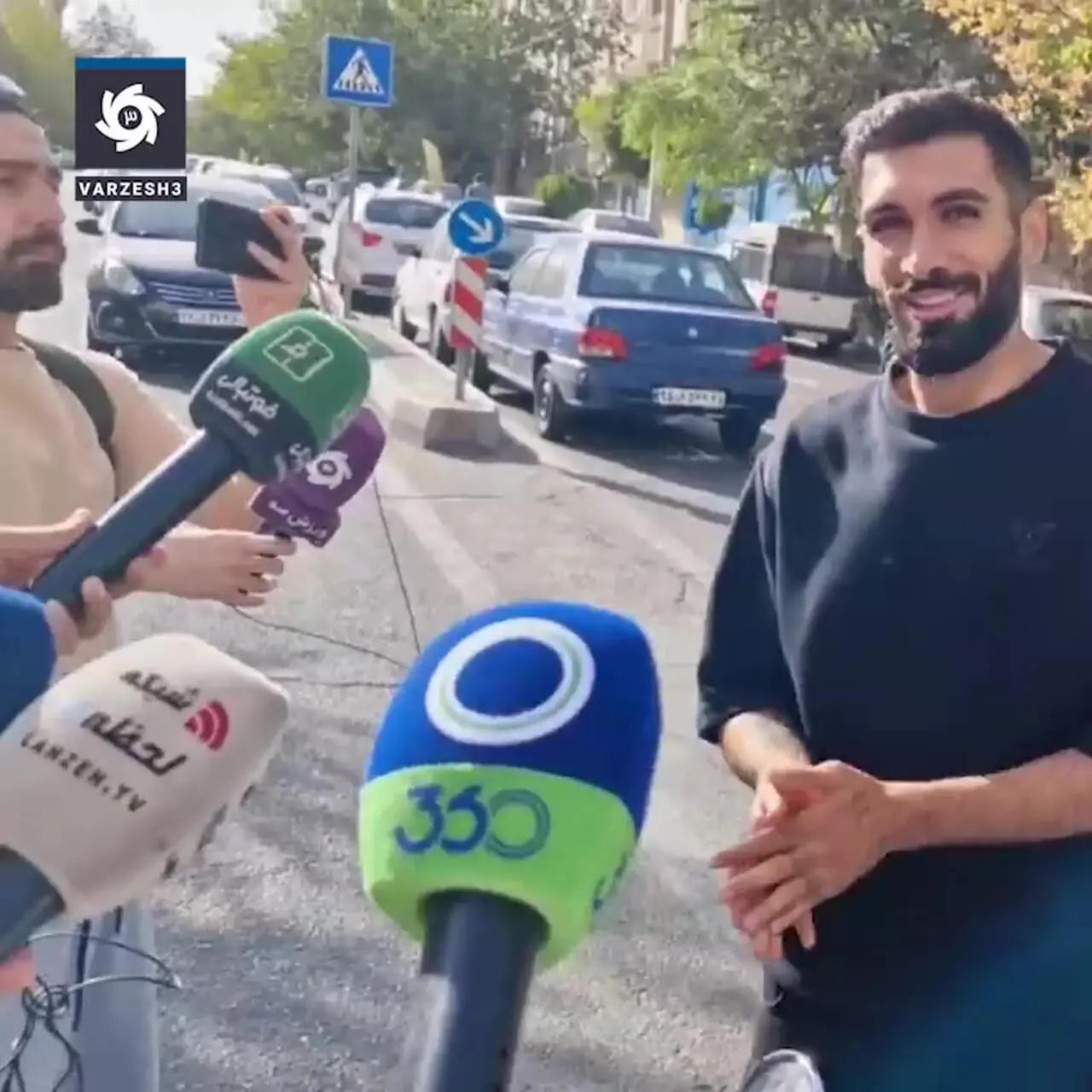 برای دیدن با یک پیک موتوری ، مدافع استقلال بحث برانگیز به روزنامه نگاران رفت!