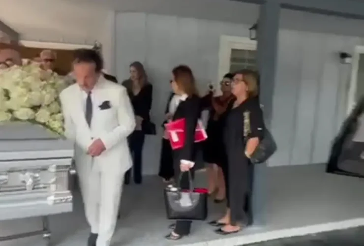 برای دیدن تشییع جنازه هوشمند AghiLi در لس آنجلس 23 برای دیدن تشییع جنازه هوشمند AghiLi در لس آنجلس