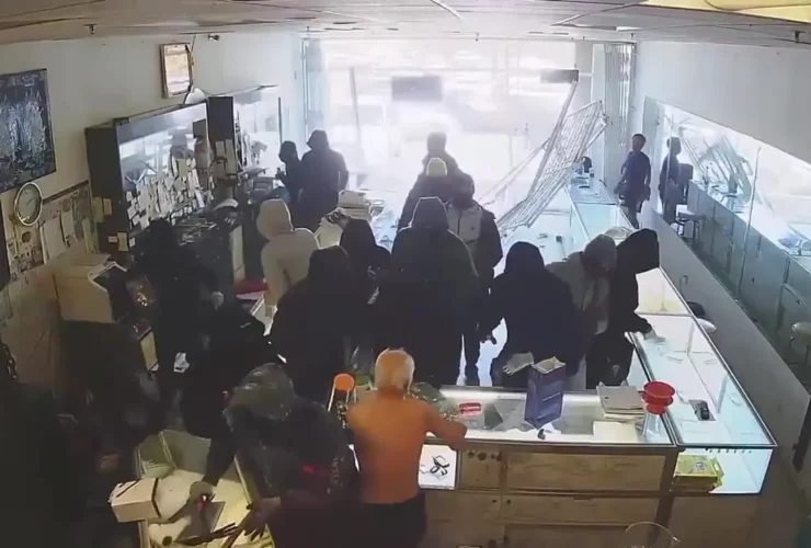 برای دیدن حمله وحشیانه به یک جواهرساز 27 برای دیدن حمله وحشیانه به یک جواهرساز