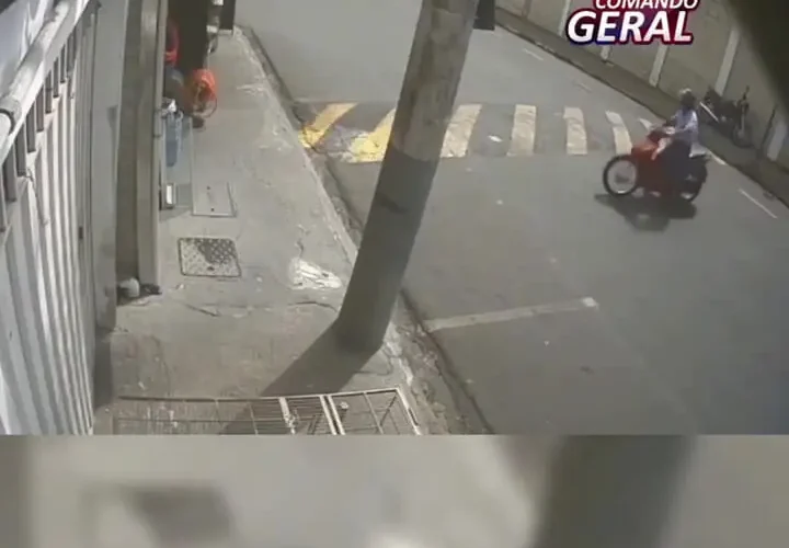 برای دیدن فرار بیش از 5 پرنده پس از برخورد موتور سیکلت قفس