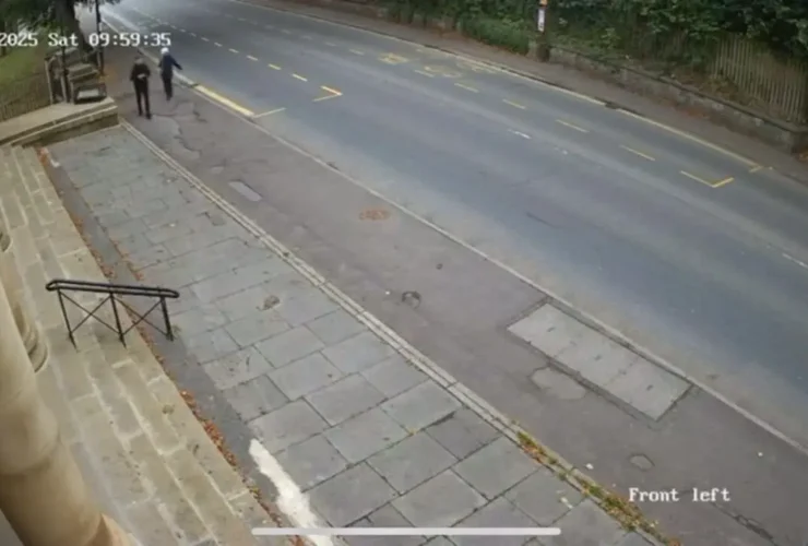 برای دیدن معجزه فرار از فروپاشی کلیسای تاریخی یک زن 24 برای دیدن معجزه فرار از فروپاشی کلیسای تاریخی یک زن