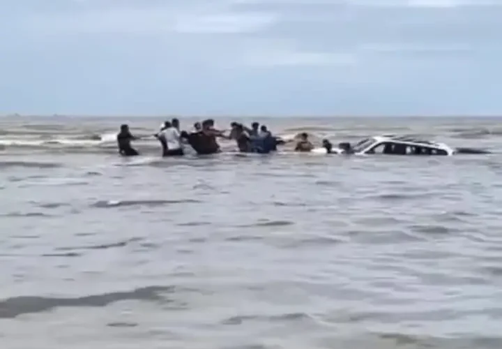 برای دیدن نجات معجزه آسا از مسافران شاسی از غرق شدن در دریای عرب