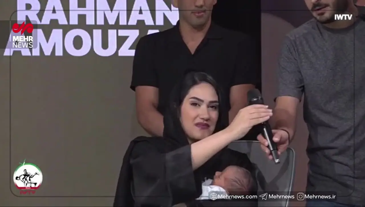 برای دیدن پس از پیروزی در حریف ژاپن ، خوشبختی همسر و نوزاد رحمان آموزاد 1 برای دیدن پس از پیروزی در حریف ژاپن ، خوشبختی همسر و نوزاد رحمان آموزاد