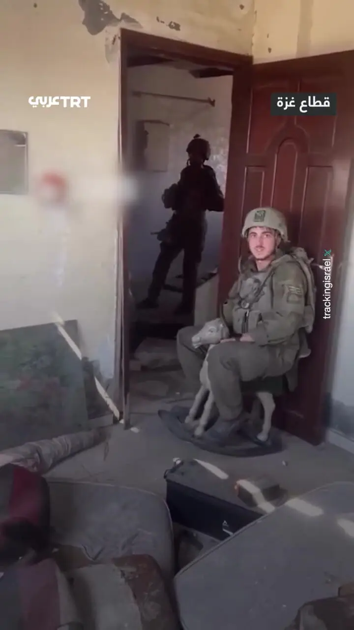 برای دیدن کودک فلسطینی نظامی اسرائیل با اسباب بازی بازی می کند 1 برای دیدن کودک فلسطینی نظامی اسرائیل با اسباب بازی بازی می کند