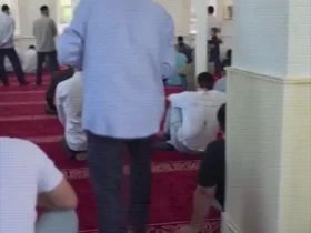برای دیدن کودکان را با توزیع پول به دعا و پیوستن به مسجد تشویق کنید