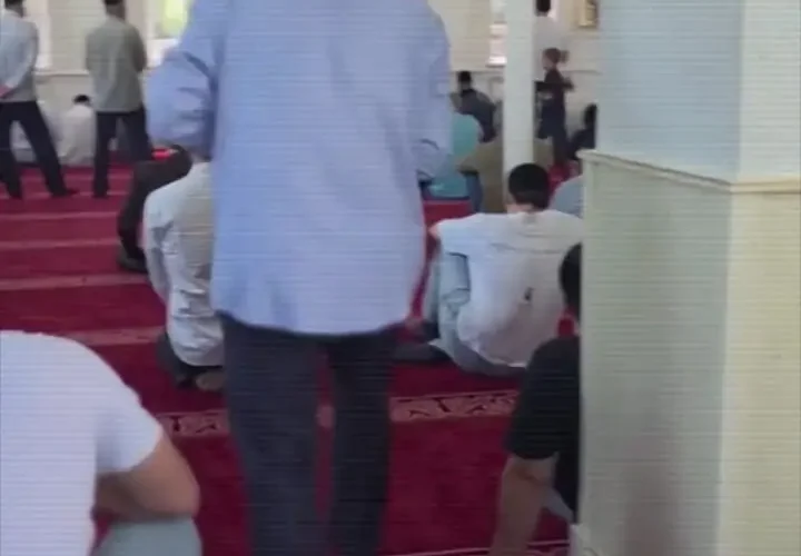 برای دیدن کودکان را با توزیع پول به دعا و پیوستن به مسجد تشویق کنید