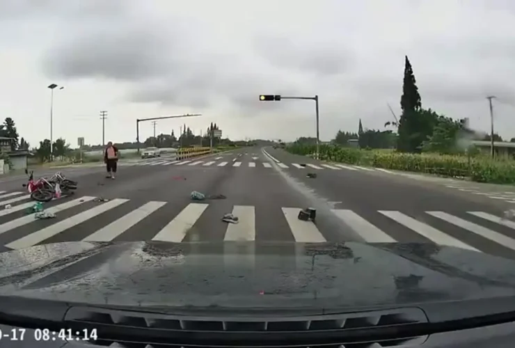 برای دیدن یک تصادف شدید پلیس پلیس با موتورسوار