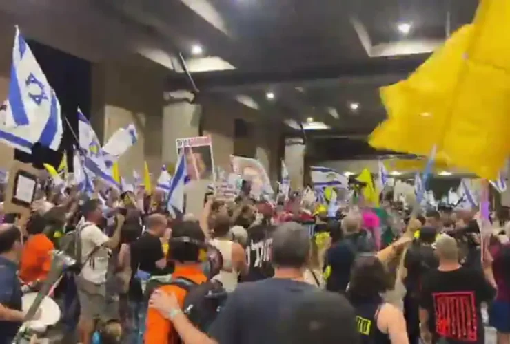 به عنوان سفر نتانیاهو به نیویورک ، اعتراض گسترده ای به فرودگاه بن گوریون