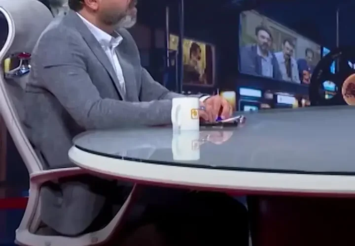 داستان حضور سرنوشت Irraj با یک جعبه شیرین در موقعیت سریال Dehnamaki 9 داستان حضور سرنوشت Irraj با یک جعبه شیرین در موقعیت سریال Dehnamaki