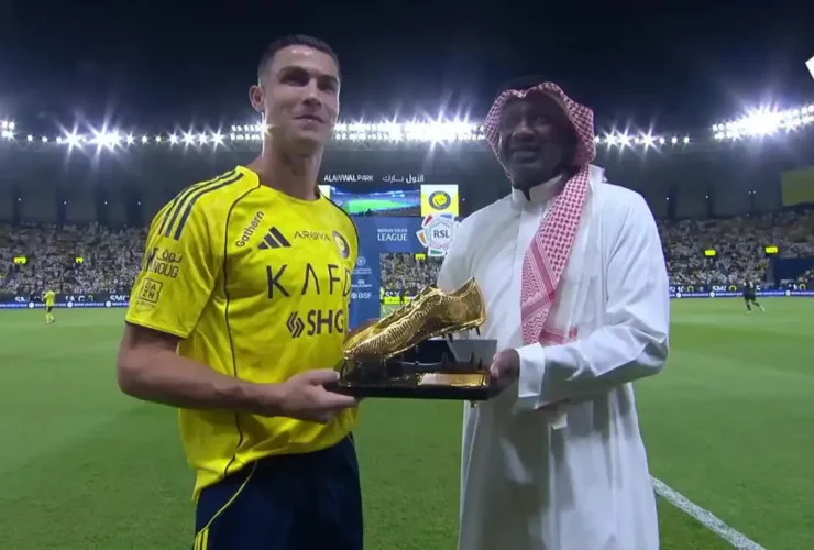 رونالدو کفش های طلایی را از اسطوره فوتبال سعودی گرفت