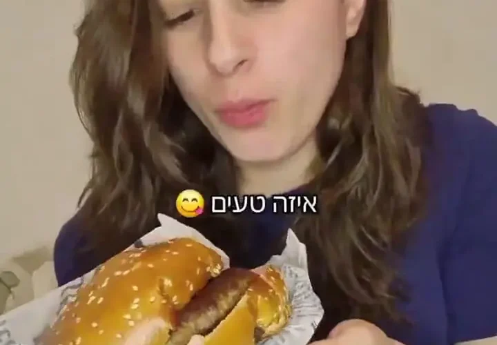 زن اسرائیلی گرسنه برای مسخره کردن مردم غزه 16 زن اسرائیلی گرسنه برای مسخره کردن مردم غزه