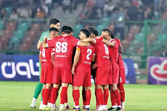 عدم قطعیت اردوگاه قرمز ؛ چهار "چرا" در پرسپولیس