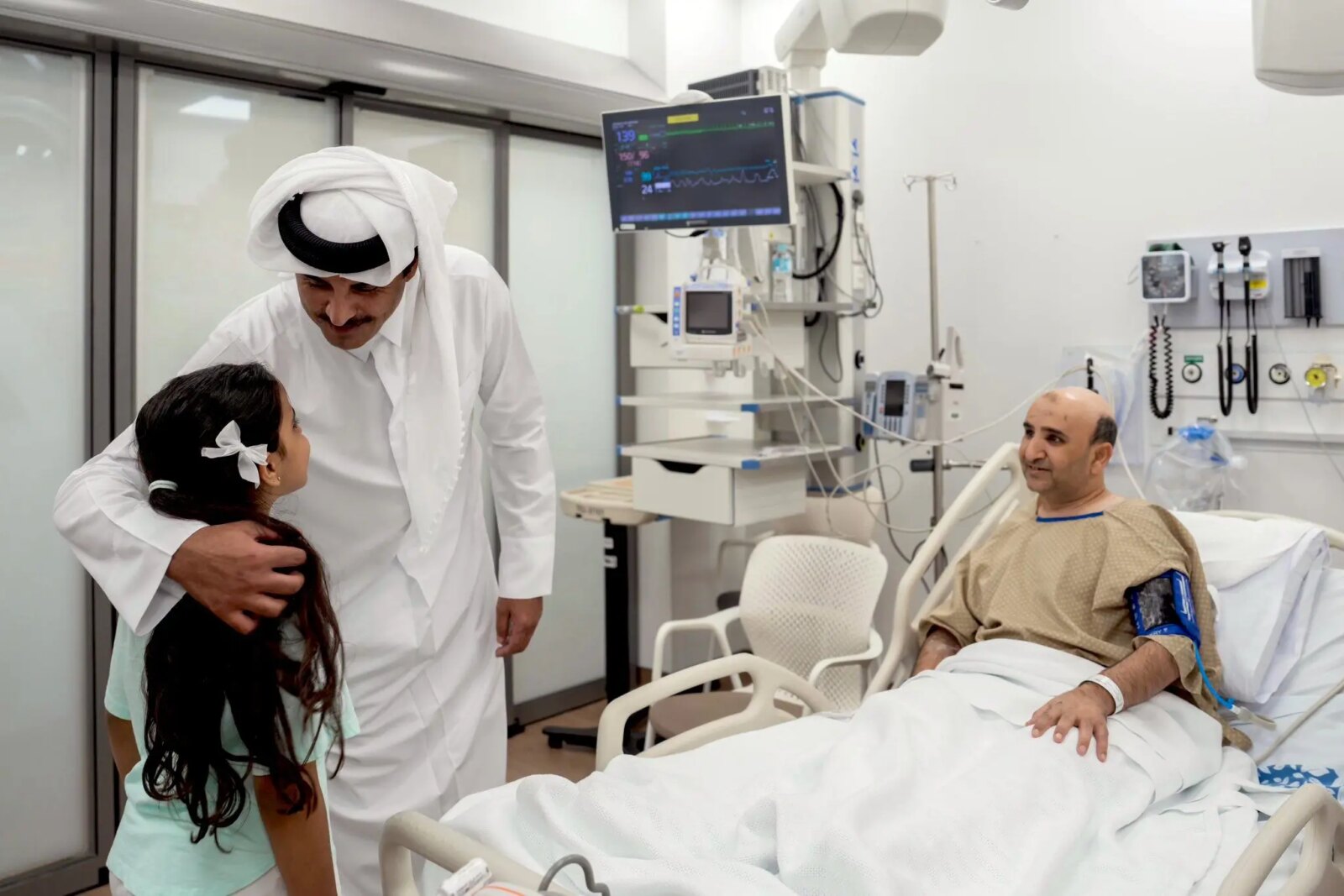 عکس امیر قطر برای بازدید از حملات اسرائیلی به دوحه رفت