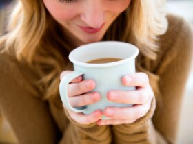 قهوه روزه دار ؛ آیا این یک فاجعه است یا فرصتی؟ عوارض و فواید نوشیدن قهوه با شکم خالی