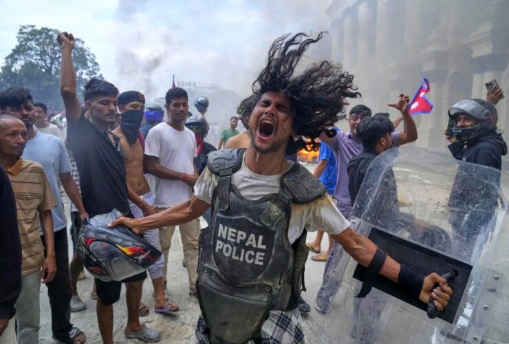 ناآرامی ها را در نپال ادامه دهید. معترضین هتل را آتش زدند 18 ناآرامی ها را در نپال ادامه دهید. معترضین هتل را آتش زدند