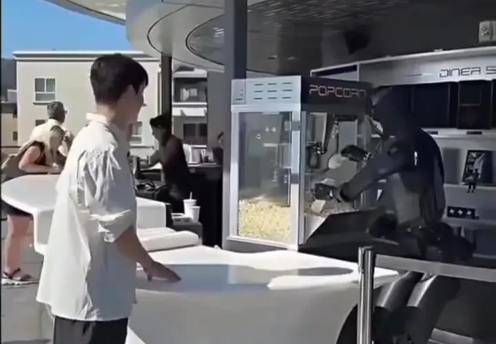 پاسخ ربات انسانی به نظر شوخی با او!