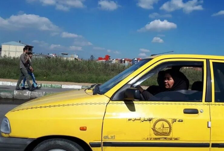 چگونه چرخ تاکسی زن باز می گردد؟