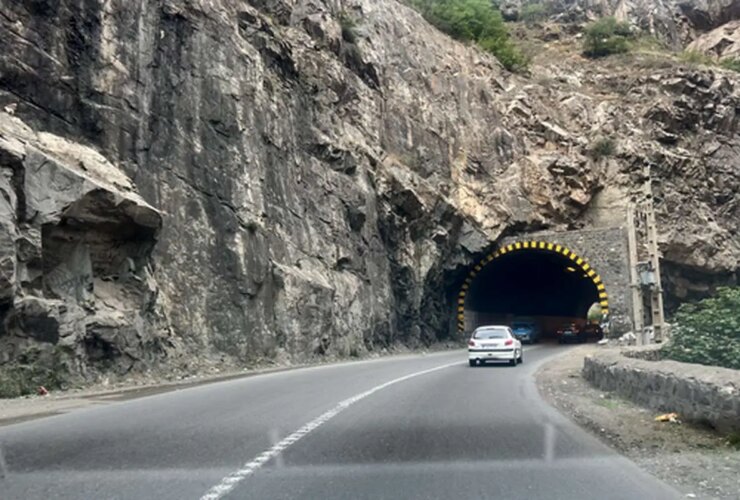 جاده Kandovan یک ترافیک یک طرفه/ سنگین در Suadkohomuh بود 28 جاده Kandovan یک ترافیک یک طرفه/ سنگین در Suadkohomuh بود