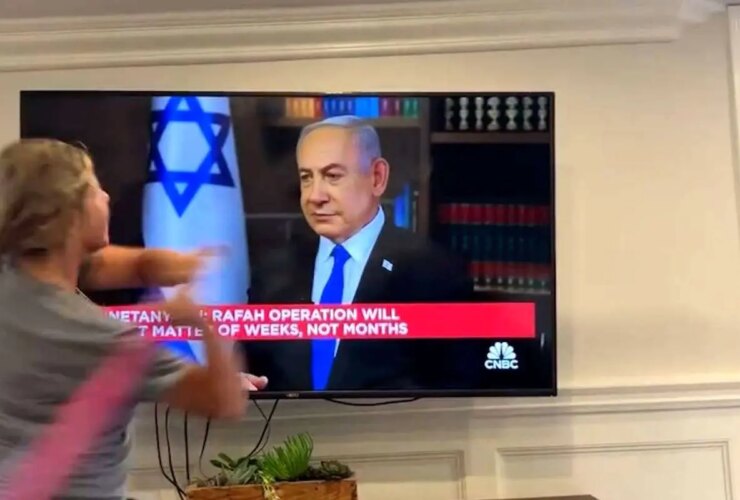 تلویزیون را در حالی که نتانیاهو را نشان می دهد نابود کنید 24 تلویزیون را در حالی که نتانیاهو را نشان می دهد نابود کنید