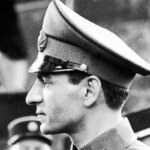 محمد رضا پهلوی در حال آزمایش یک جنگجو عجیب است. 1327