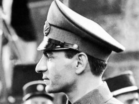 محمد رضا پهلوی در حال آزمایش یک جنگجو عجیب است. 1327
