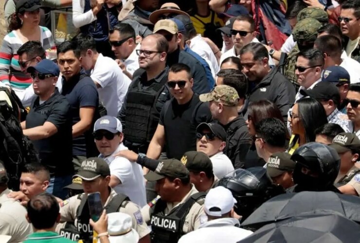 حمله مسلحانه اکوادور و راه اندازی رئیس جمهور رئیس جمهور