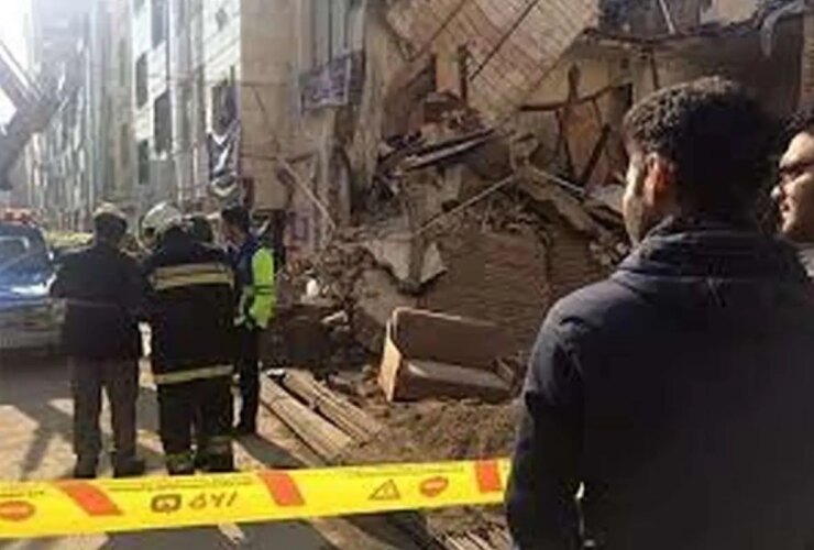 زباله های سقوط در مدرسه در حال ساخت در مالارد