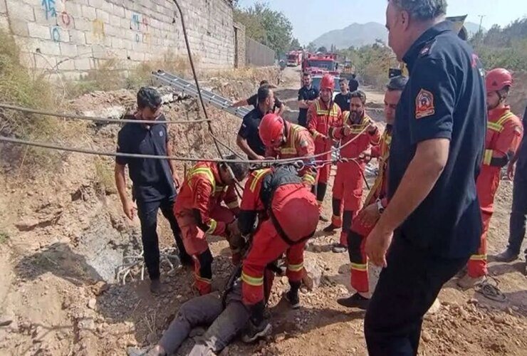 نجات جوان معجزه آسا در چاه 2 متری 34 نجات جوان معجزه آسا در چاه 2 متری