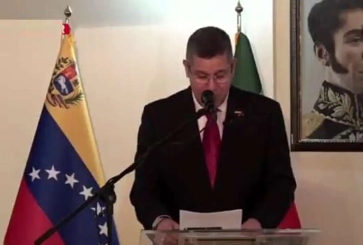 سفیر ونزوئلا در یک کنفرانس مطبوعاتی