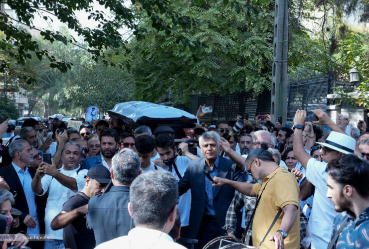 روزنامه اصول: بسیاری از اهالی سینما و فرهیختگان به دلیل خوردن نان روزانه در مراسم تشییع پیکر ناصر تقوایی شرکت نکردند. 27 روزنامه اصول: بسیاری از اهالی سینما و فرهیختگان به دلیل خوردن نان روزانه در مراسم تشییع پیکر ناصر تقوایی شرکت نکردند.