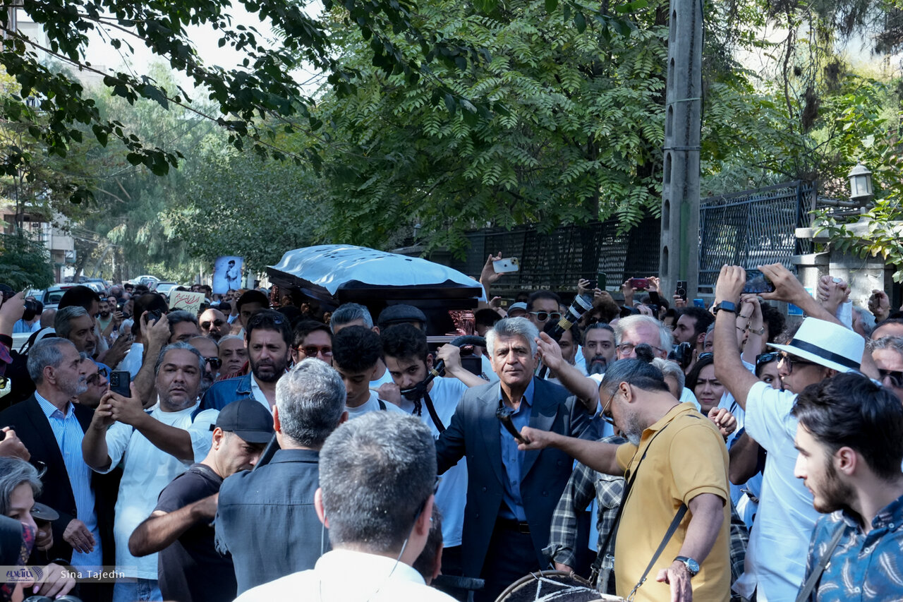 روزنامه اصول: بسیاری از اهالی سینما و فرهیختگان به دلیل خوردن نان روزانه در مراسم تشییع پیکر ناصر تقوایی شرکت نکردند.