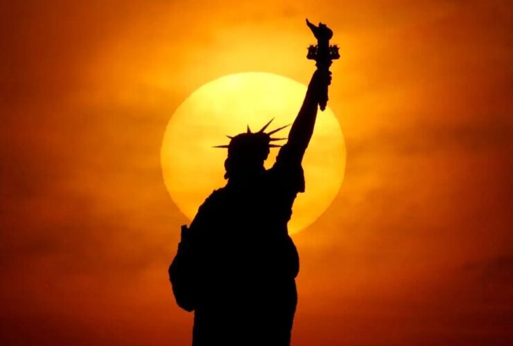عکس؛ طلوع خورشید پشت مجسمه آزادی در نیویورک