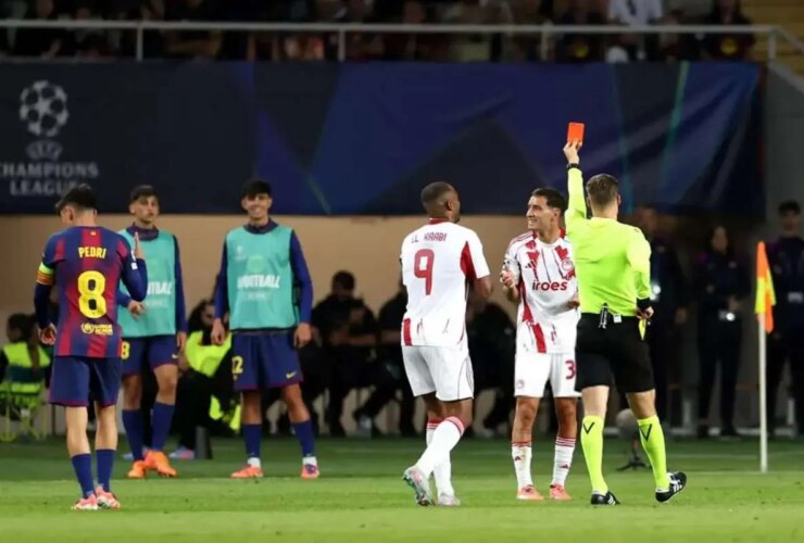 داوری صحنه جنجالی بازی بارسلونا و المپیاکوس