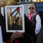 تصاویر; تجمع در حمایت از مهدیه اسفندیاری مقابل سفارت فرانسه در تهران