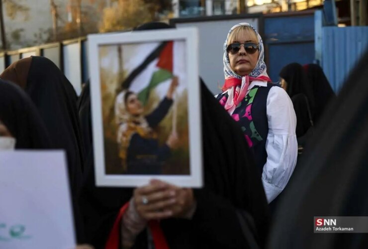 تصاویر; تجمع در حمایت از مهدیه اسفندیاری مقابل سفارت فرانسه در تهران