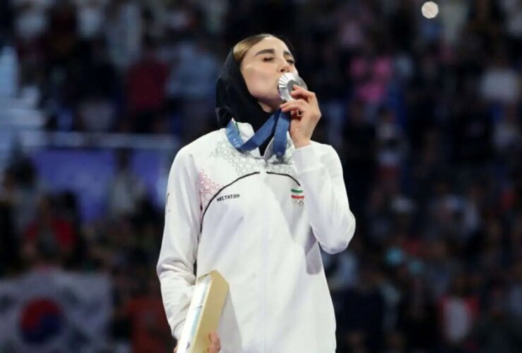 خوشنویسی دختر کره ای برای ناهید کیانی