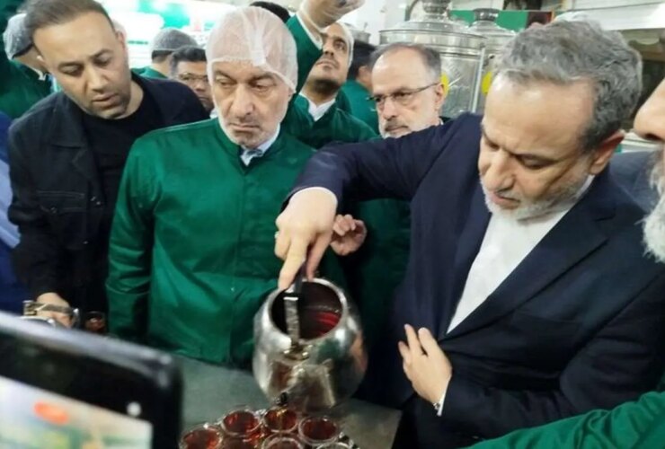 پذیرایی عراقچی از زائران توسط امام رضا (ع)