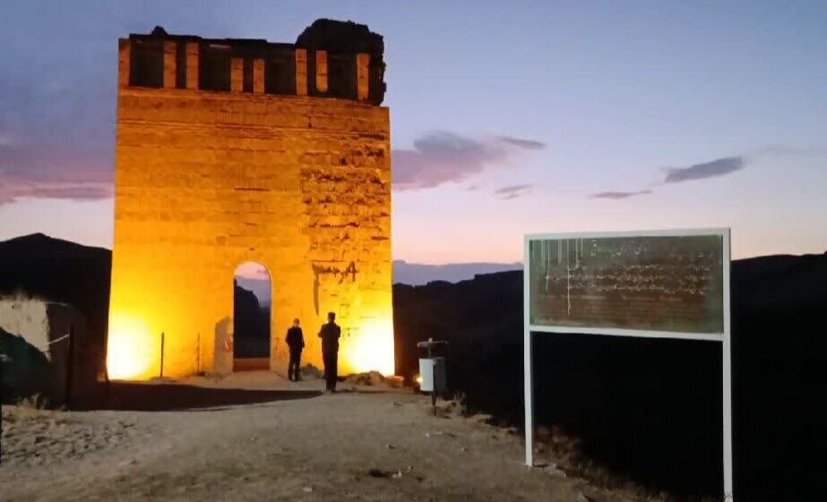 نورپردازی جالب قلعه ضحاک / عکس