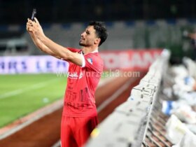 تصویر سلفی ویژه آقای گل پرسپولیس با هواداران بعد از گل! 8 knmxuthc6