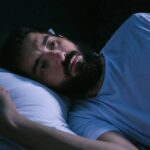 برای خوابیدن چه کنیم؟ | برای خوابیدن چه بخوریم؟ + درمان بی خوابی
