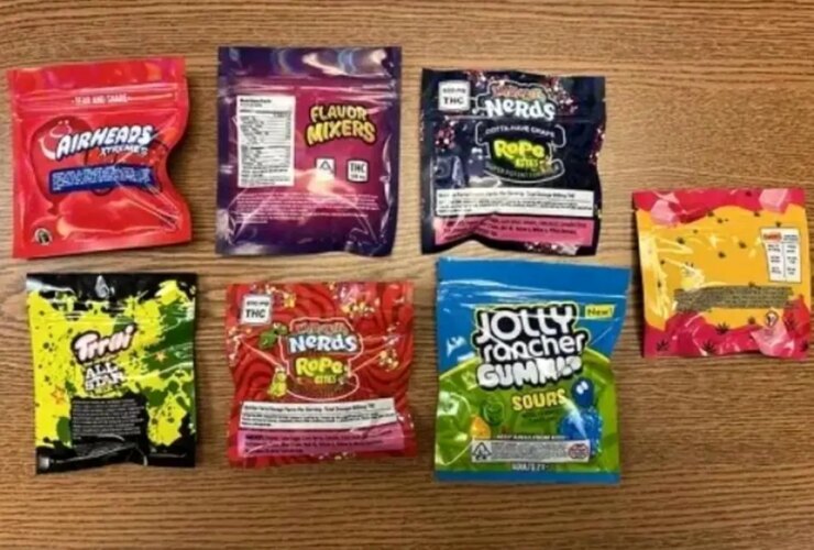 آب نبات های خطرناک در آمریکا/ تنقلاتی که کودکان را «معتاد» می کند