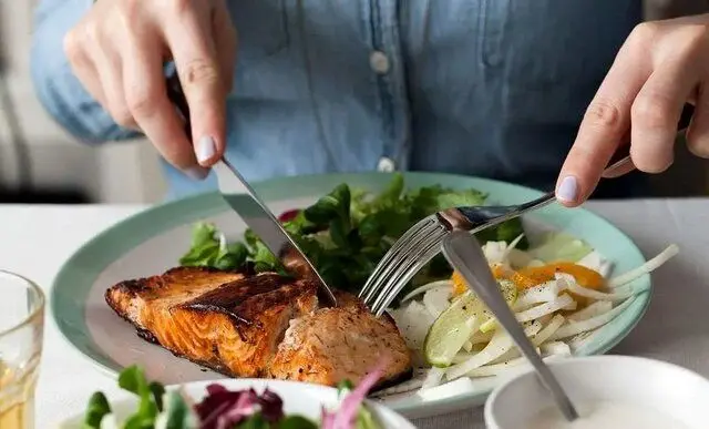آیا نخوردن یا کم کردن شام برای سلامتی مفید است؟ 8 آیا نخوردن یا کم کردن شام برای سلامتی مفید است؟