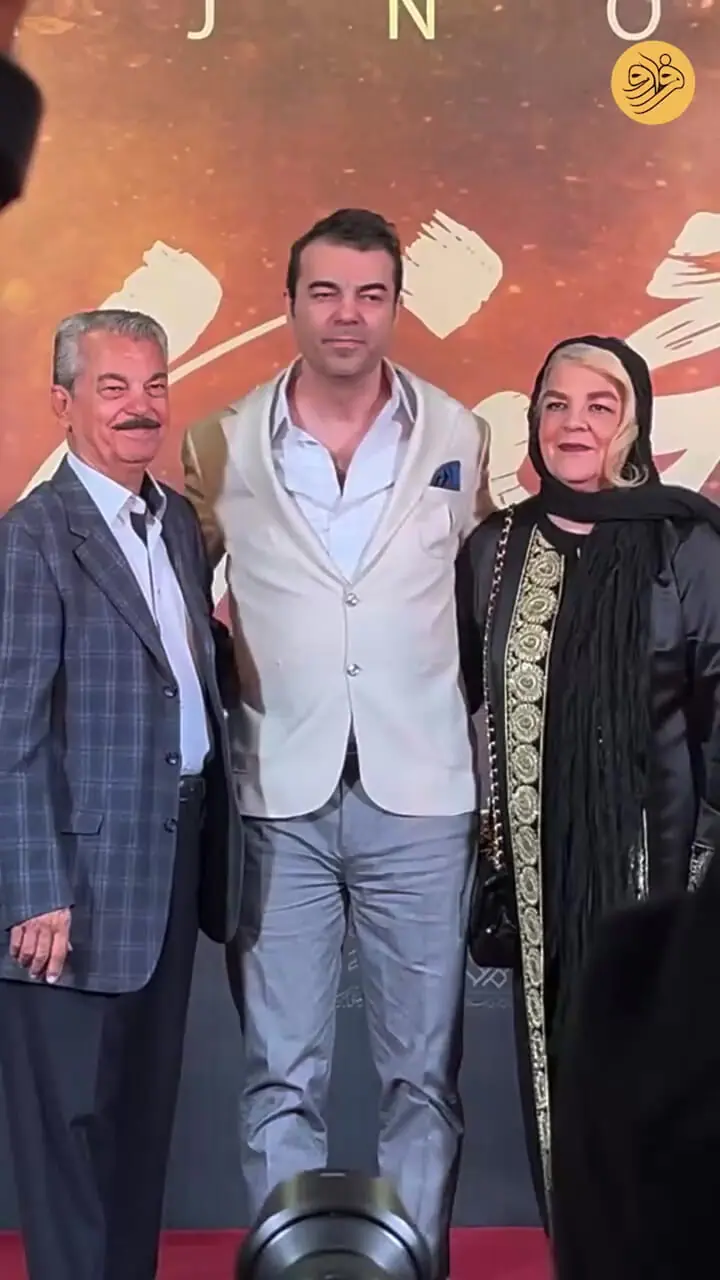احترام کامل افتخار او به والدین ؛ بوسه بهزاد هالک را بر پیشانی والدینش بوسه