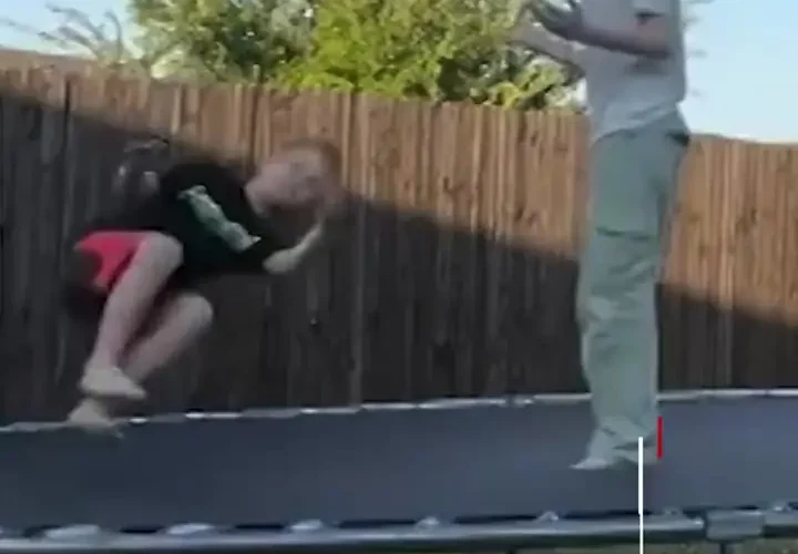 او خواهر 5 ساله خود را جان در مبارزه برای ترش ترین آب نبات های ترش نجات داد.