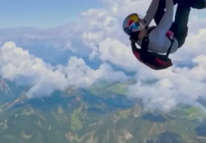 برای دیدن آویزان یک صخره شجاع در زیر بال هواپیما 33 برای دیدن آویزان یک صخره شجاع در زیر بال هواپیما