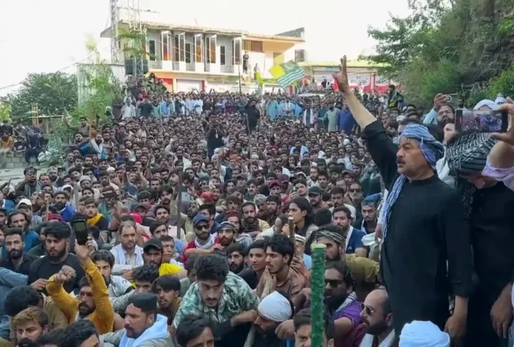 برای دیدن درگیری پلیس پاکستانی با معترضین کشمیر 36 برای دیدن درگیری پلیس پاکستانی با معترضین کشمیر