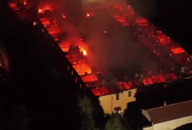 برای دیدن صومعه تاریخی ایتالیایی در آتش 17 برای دیدن صومعه تاریخی ایتالیایی در آتش