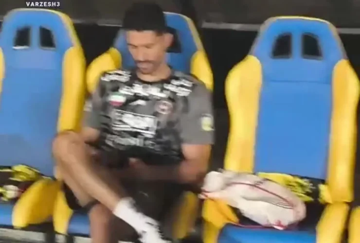 برای دیدن؛ حسینی روی نیمکت سپاهان بازی استقلال را تماشا می کند!