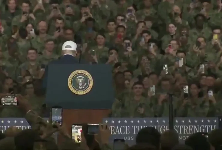 برای دیدن؛ رقص ترامپ در پایگاه دریایی یوکوسوکا 7 برای دیدن؛ رقص ترامپ در پایگاه دریایی یوکوسوکا